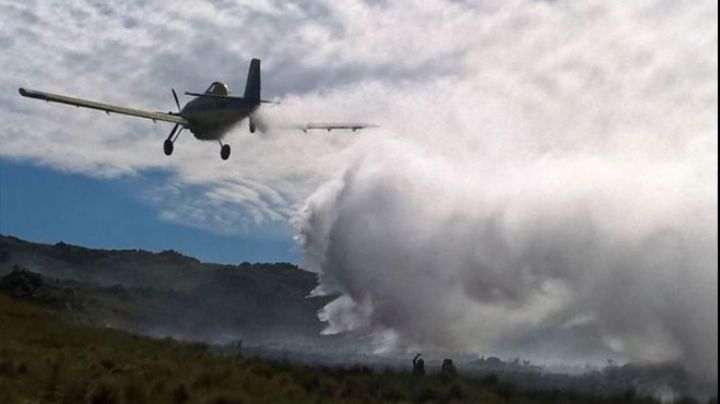 Contratan aviones privados para combatir el fuego en Achiras