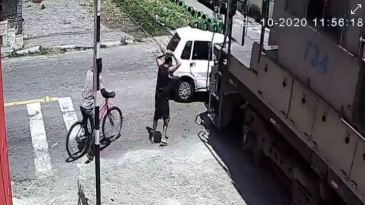 Video: Se le quedó el auto en la vía del tren, fue atropellada y salió ilesa