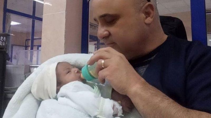 Salvó la vida de un bebé con Covid con el método «mamá canguro»