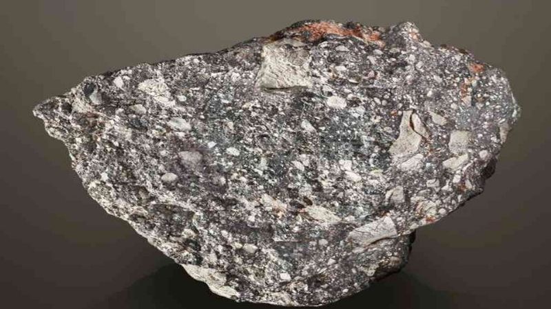 Descubrieron un nuevo mineral en un meteorito lunar