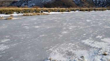 Frío gélido: Se congelaron 70 kilómetros de un río cercano a Bariloche