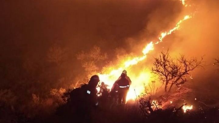 Más de 150 bomberos combaten un incendio en Villa Albertina