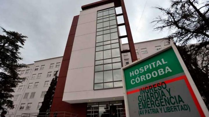 Por casos positivos, trasladan pacientes del Hospital Córdoba