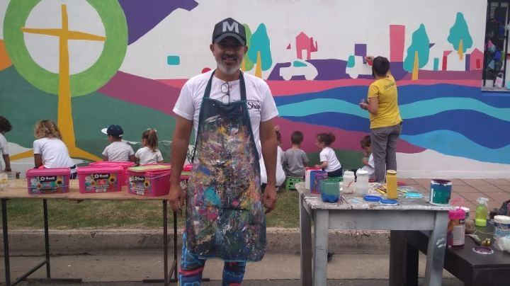 Carlos Paz según Mario Lange: El artista pinta un mural junto a los chicos