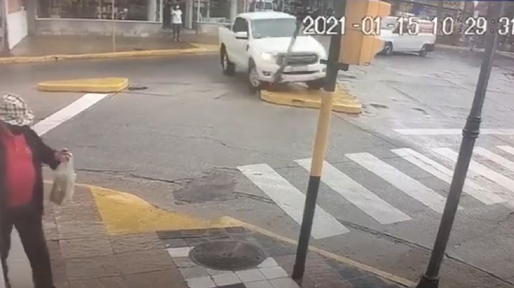 Insólito: Arrancó un semáforo en el Centro Viejo y se dio a la fuga