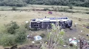Once muertos tras la caída de un ómnibus al abismo en Ecuador