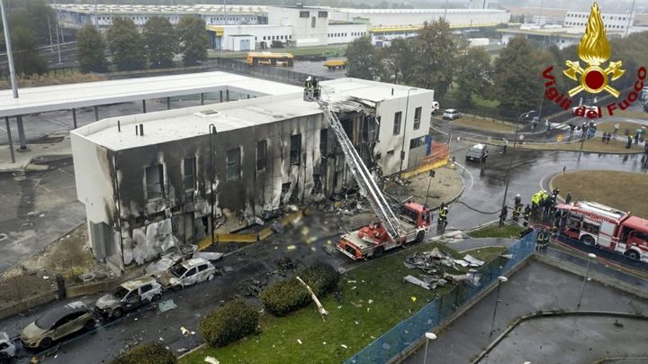 Un avión se estrelló contra un edificio en Italia: murieron ocho personas