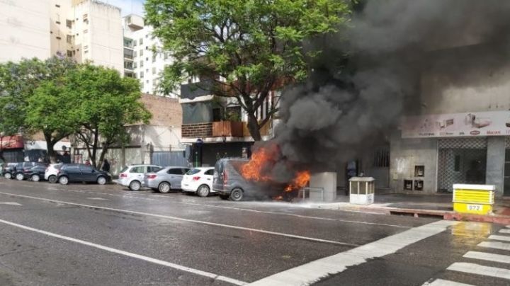 Se prendió fuego una camioneta en el centro de Córdoba