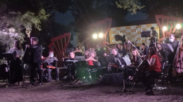 La orquesta sinfónica de Carlos Paz se lució en el Bosque de la Poesía