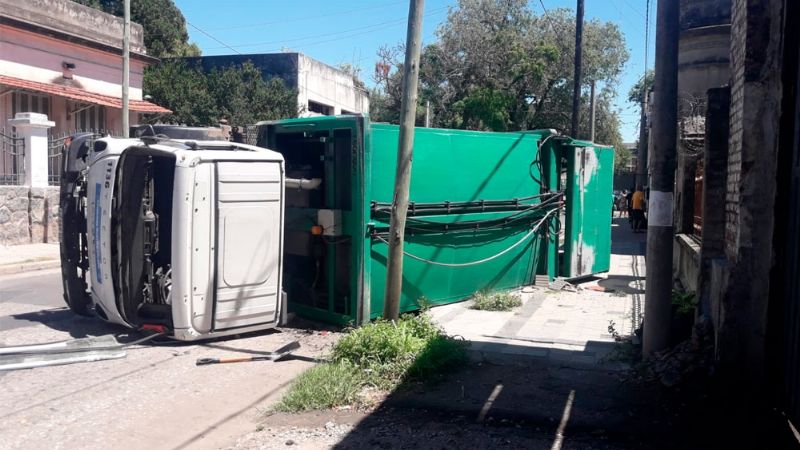 Volcó un camión recolector en Córdoba