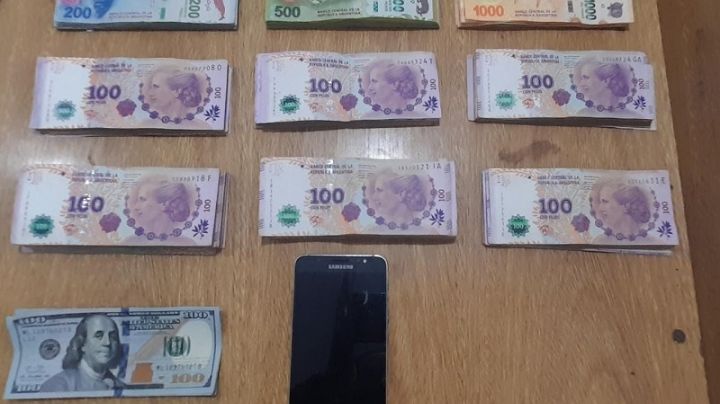 Secuestraron dinero y un celular en un allanamiento