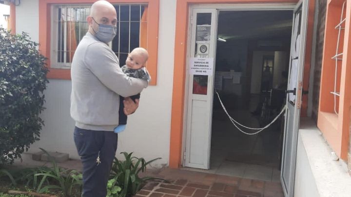 Daniel Gómez Gesteira feliz con la vacunación de su hijo