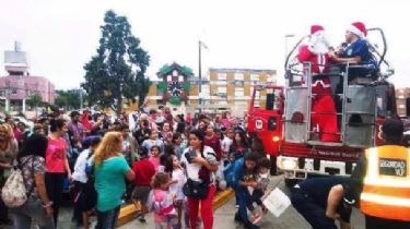 Papá Noel llena de regalos las calles de Carlos Paz