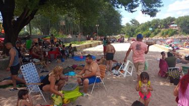 Estalló el verano en Carlos Paz: Los balnearios colmados de gente