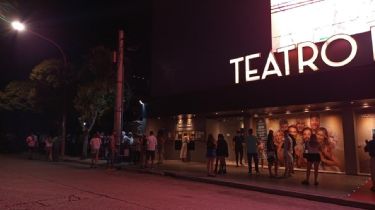Arrancaron anoche los teatros de Carlos Paz con largas filas