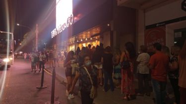 Arrancaron anoche los teatros de Carlos Paz con largas filas