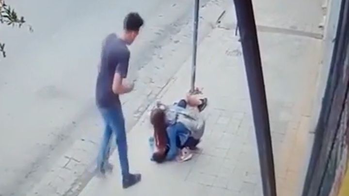 Se viralizó el video de una brutal pelea entre jóvenes en Cosquín