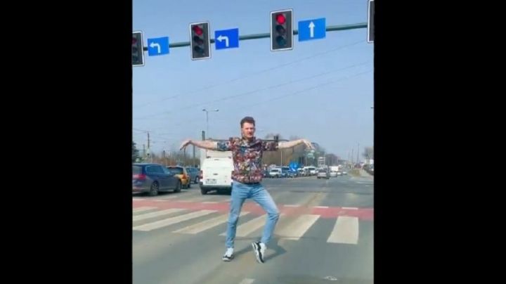 Viral: Se bajó del auto y bailó mientras esperaba el semáforo