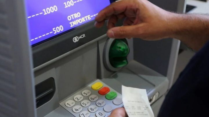 Desde hoy rige el cobro por el uso de cajeros automáticos
