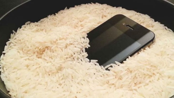 El peligro de poner los celulares mojados en arroz