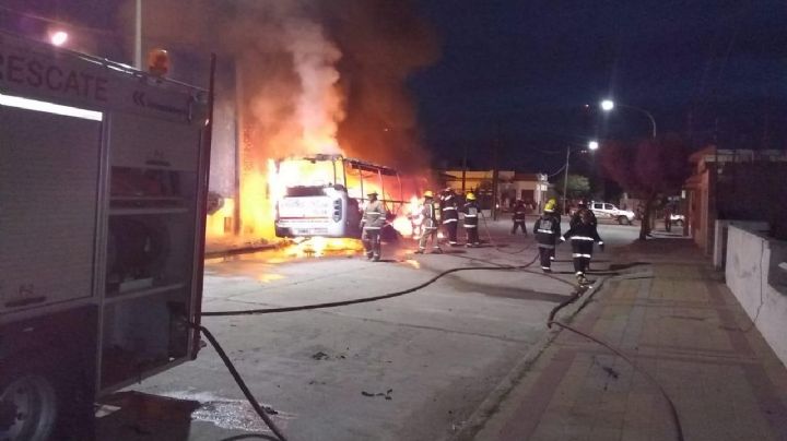 Un minibus se prendió fuego en Alcira Gigena