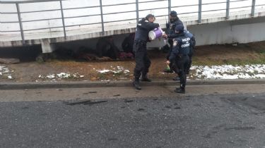 La policía llevó comida a los más desprotegidos por el frío