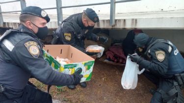 La policía llevó comida a los más desprotegidos por el frío