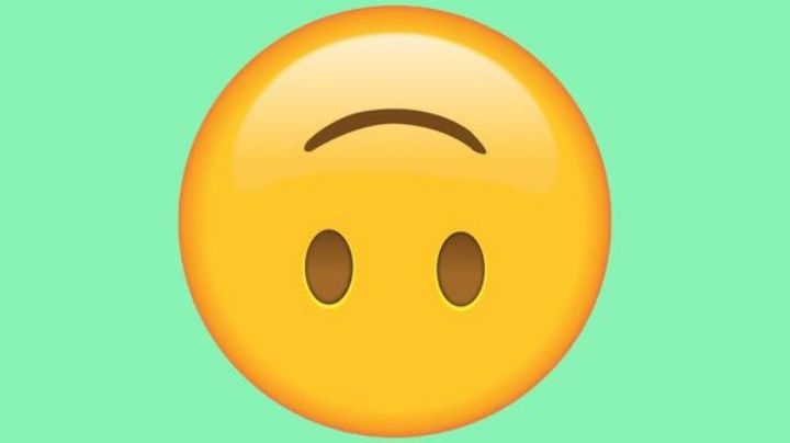 Qué significa el emoji de la carita al revés en WhatsApp y cuándo usarlo
