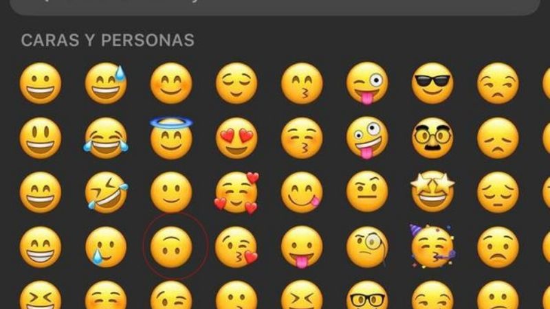 Qué significa el emoji de la carita al revés en WhatsApp y cuándo usarlo