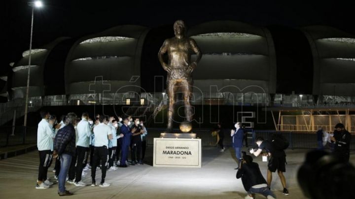 La Selección inauguró una estatua de Maradona y lo homenajeó con su camiseta