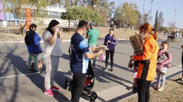 Turistas reciben su kit sanitario en la costanera