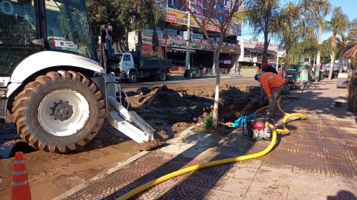 Trabajan para reparar una pérdida de agua en la Avenida Libertad