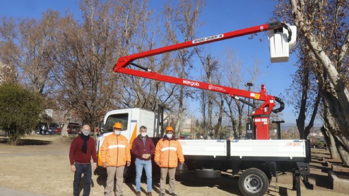 Un nuevo camión hidroelevador se sumó a la flota municipal