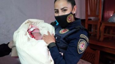 Policías asistieron a una mujer que dio a luz en su casa