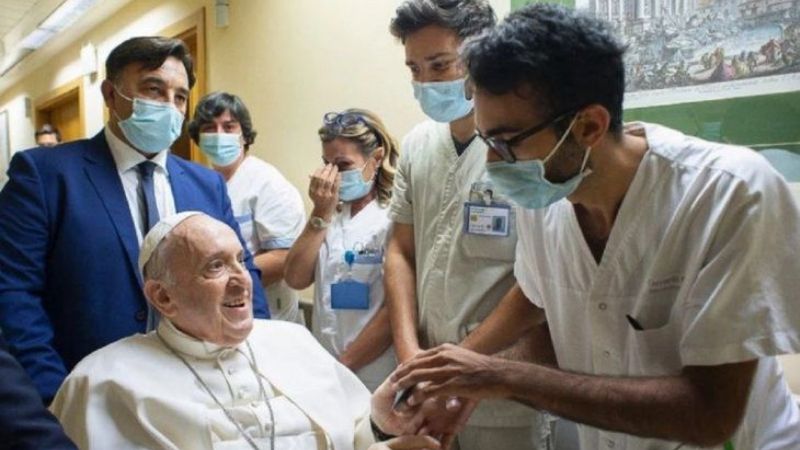 Papa Francisco: «Un enfermero me salvó la vida»