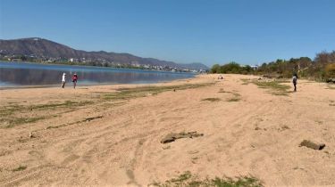 Así es la única playa de arena del lago San Roque