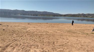 Así es la única playa de arena del lago San Roque