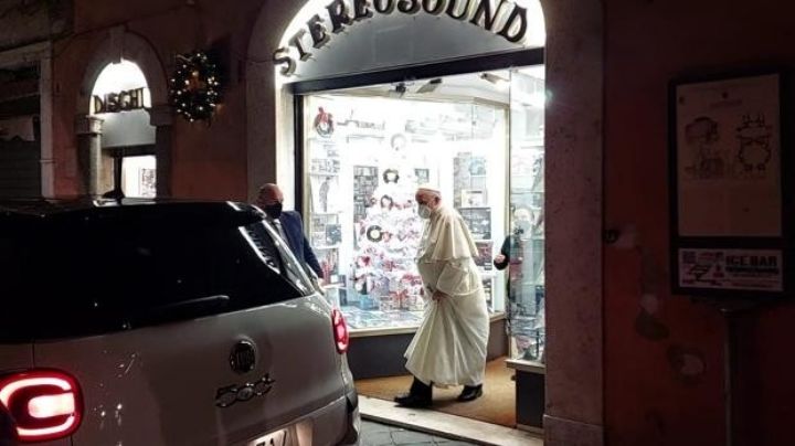 El papa salió a comprar discos en el centro de Roma