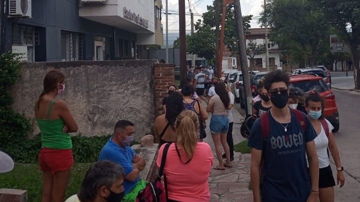 Carlos Paz: Largas filas para hisoparse, «colados» y mucha bronca