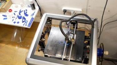 Con una impresora 3D fabrican piezas para equipamiento y aparatología