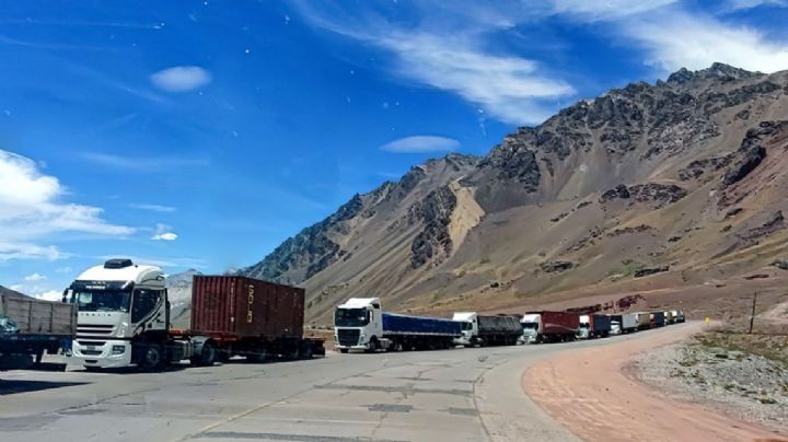 2.700 camiones varados en Paso Cristo Redentor por nuevos requisitos de Chile
