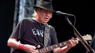 Neil Young retira su música de Spotify por difundir desinformación sobre el COVID-19