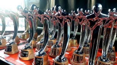 Escándalo: Amenazaron al jurado de los premios «Carlos»