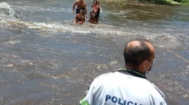 Una creciente atrapó a tres mujeres en un río serrano