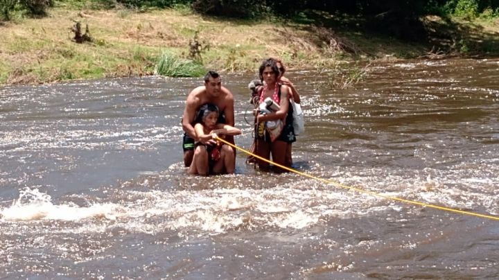 Una creciente atrapó a tres mujeres en un río serrano