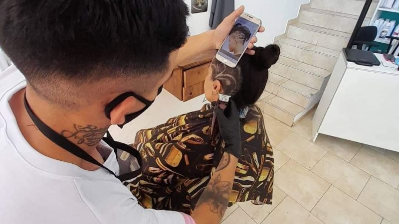 Solidaridad: Un joven peluquero regalará cortes a los niños de su barrio