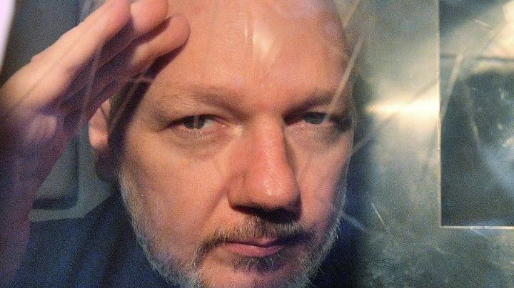 Julian Assange contrajo coronavirus en la prisión donde está detenido