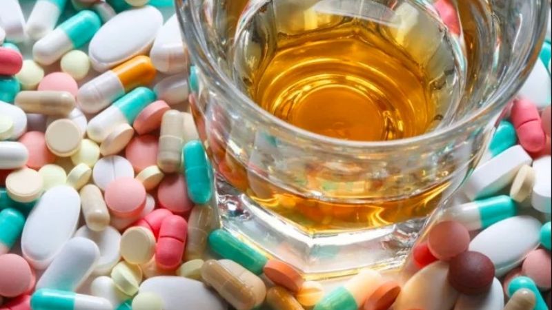 ¿Qué sucede si mezclas medicamentos con alcohol?