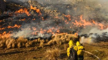 Un incendio forestal amenaza viviendas en las Altas Cumbres