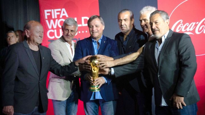 La Copa del Mundo llegó a la Argentina y seis campeones volvieron a levantarla